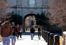 Tren Fesyen "Back to Campus" yang Simpel dan Fungsional