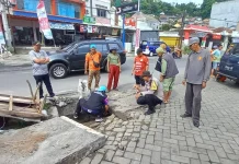 Antisipasi Banjir, Polisi dan Warga Sawah Lama Gotong Royong Bersihkan Selokan