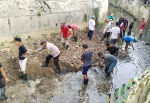 Polisi dan Warga Gunung Mas Bersihkan Bantaran Sungai Cegah Banjir