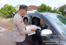 Polisi Bagikan Brosur Penerimaan Polri Kepada Warga