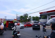 Antrean BBM Solar di SPBU Sudirman Pahoman Mengular