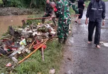 Babinsa Koramil 410-03/TBU Sigap Bantu Warga Ke Lokasi Banjir
