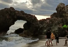 Keindahan Tersembunyi Pantai Karang Bolong, Cukuh Balak