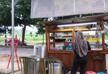 Pedagang Sate Tetap Bertahan Pasca Hari Raya Idul Fitri