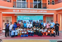 PSSI Lampung Salurkan Bantuan Bola FIFA Football for Schools