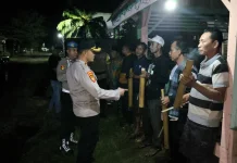 Polsek Simpang Pematang Serahkan Kentongan untuk Ronda