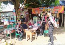 Polisi Dialog Langsung dengan Warga saat Patroli di Menggala