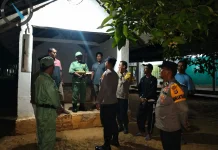 Perkuat Keamanan Desa, Kapolsek Tanjung Raya Bagikan Kentongan di Pos Kamling
