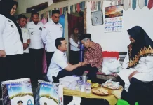 Bupati Pringsewu Serahkan Bantuan untuk Lansia Korban Rumah Roboh