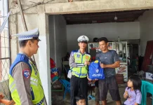 Sat Lantas Mesuji Bagikan Sembako ke Warga Simpang