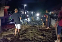 Warga Nuwo Sriwijaya Gotong Royong Cor Jalan Lingkungan