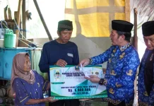 Wujud Kepedulian Nyata Pemkab Pesisir Barat Serahkan Bantuan Korban Kebakaran
