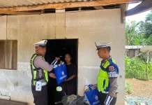 Sat Lantas Mesuji Bagikan Beras lewat Tasi Berkah