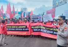 Ratusan Buruh Long March Peringati May Day di Bandar Lampung