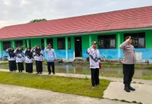 Polisi Jadi Pembina Upacara Hardiknas Mesuji Timur