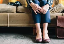 Sering Menggoyangkan Kaki saat Duduk? Tak Melulu karena Kebiasaan