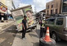 Mobil Box Patah As di Jalinsum Pringsewu, Lalu Lintas Sempat Macet
