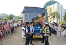 Diberangkatkan ke Tanah Suci, Polisi Kawal 439 Jemaah Haji Pringsewu