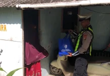 Sat Lantas Polres Mesuji Bagikan Beras untuk Warga