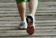 Joging di Tempat 10 Menit vs Jalan Kaki 45 Menit, Mana yang Lebih Oke?