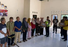 Polres Mesuji Bagikan Sembako untuk Warga Budi Aji