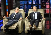 Jon Stewart Hujani Hadiah untuk Stephen Colbert di Minggu Terakhir