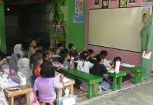 Sentuhan Hangat Istri Babinsa Jauhkan Anak Desa dari Candu Gawai