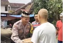 Bhabinkamtibmas Kota Karang Raya Beri Bantuan untuk Sohibul Musiba