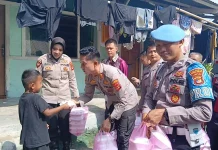 Polisi Bagikan Nasi Kotak ke Slum Area di Telukbetung Utara