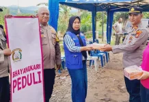 Polisi dan Bhayangkari di Telukbetung Timur Bagikan Makanan Gratis kepada Warga