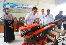 Traktor Tangan dari Pemerintah Pusat Dibagikan ke Kelompok Tani di Pringsewu