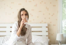 Bangun Tidur Minum Air Putih? Kebiasaan Simpel dengan Segudang Manfaat
