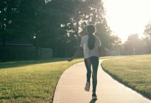 Mengapa Jalan Kaki Pagi Terasa Menenangkan?