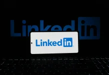 Dilema "Flexing" Karya di LinkedIn: Membangun Portofolio dan Toxic Positivity