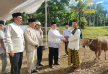 Salat Iduladha di Islamic Center Sukadana, Wabup Lampung Timur Serahkan Sapi Kurba