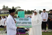 Salat Iduladha di Bandar Sribhawono, Bupati Lampung Timur Serahkan Sapi Kurban
