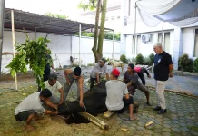KAI Tanjungkarang Salurkan Hewan Kurban dan Bantuan CSR