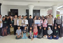 PLN UP3 Metro Salurkan Bantuan Sosial ke Ponpes Al Imam Kibang