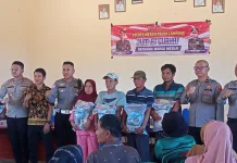 Polsek Mesuji Timur Salurkan Bansos untuk Warga