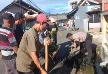 Bhabinkamtibmas Gotong Royong Bersama Warga Bersihkan Lingkungan