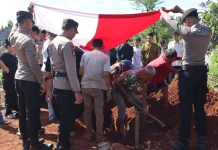 Polres Tanggamus Gelar Upacara Pemakaman Dinas Aiptu Putra Alam