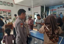 Bhabinkamtibmas Desa Way Galih Kawal Pembagian Ribuan Kilogram Bantuan Pangan