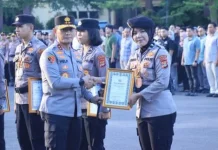 Kapolda Lampung Berikan Penghargaan Anggota Berprestasi