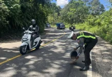 Satlantas Polres Tanggamus Tangani Tumpahan Solar di Jalan Batu Keramat