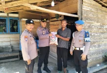 Polsek Abung Selatan Bagikan Sembako kepada Warga