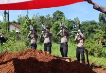 Polres Tanggamus Gelar Upacara Pemakaman Dinas Polri untuk Aiptu Putra Alam
