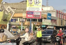Satlantas Polres Metro Bantu Kelancaran Arus Lalu Lintas