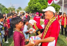 Novriwan Jaya Serahkan Bantuan Bola FIFA ke SSB