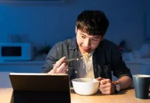Bahaya Ini Bisa Mengintai Kamu yang Suka Makan Mi Instan Setiap Hari