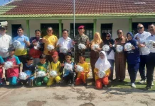 PSSI Lampura Bagikan Bola FIFA ke Sekolah Dasar